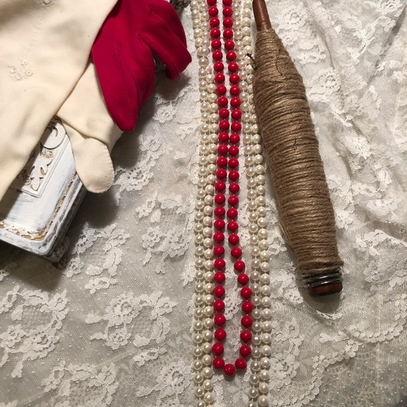 Set of 3 vintage faux pearl necklaces red white - Picture 3 of 8